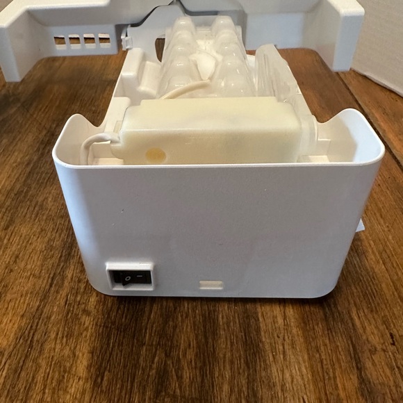 FRIGIDAIRE 243297611 Refrigerator Ice Maker (A21755301) New - Picture 5 of 5